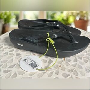 NWT OOFOS Oolala Recovery Slip On Flip Flops Women's Sandals Size 6 – Black